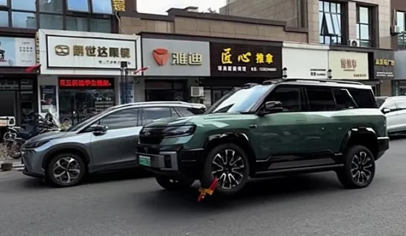 BYD Fang Cheng Bao Bao 8 spotted driving on three wheels in China