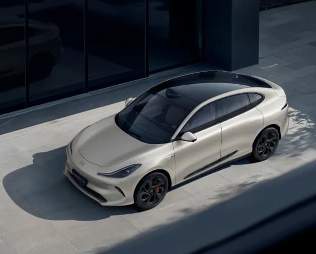 A new-generation IM LS6 electric SUV in a light color with a sleek design.