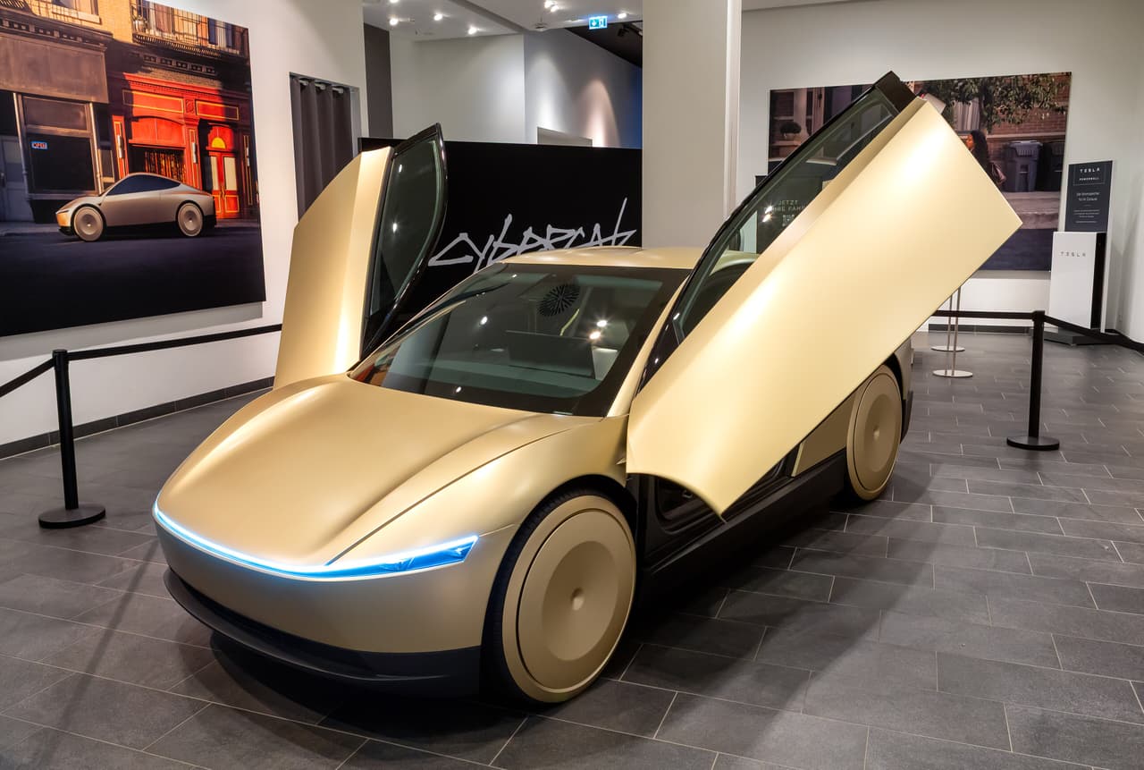 Tesla Cybercab to Use Built-In Starlink Internet for Robotaxi Fleet